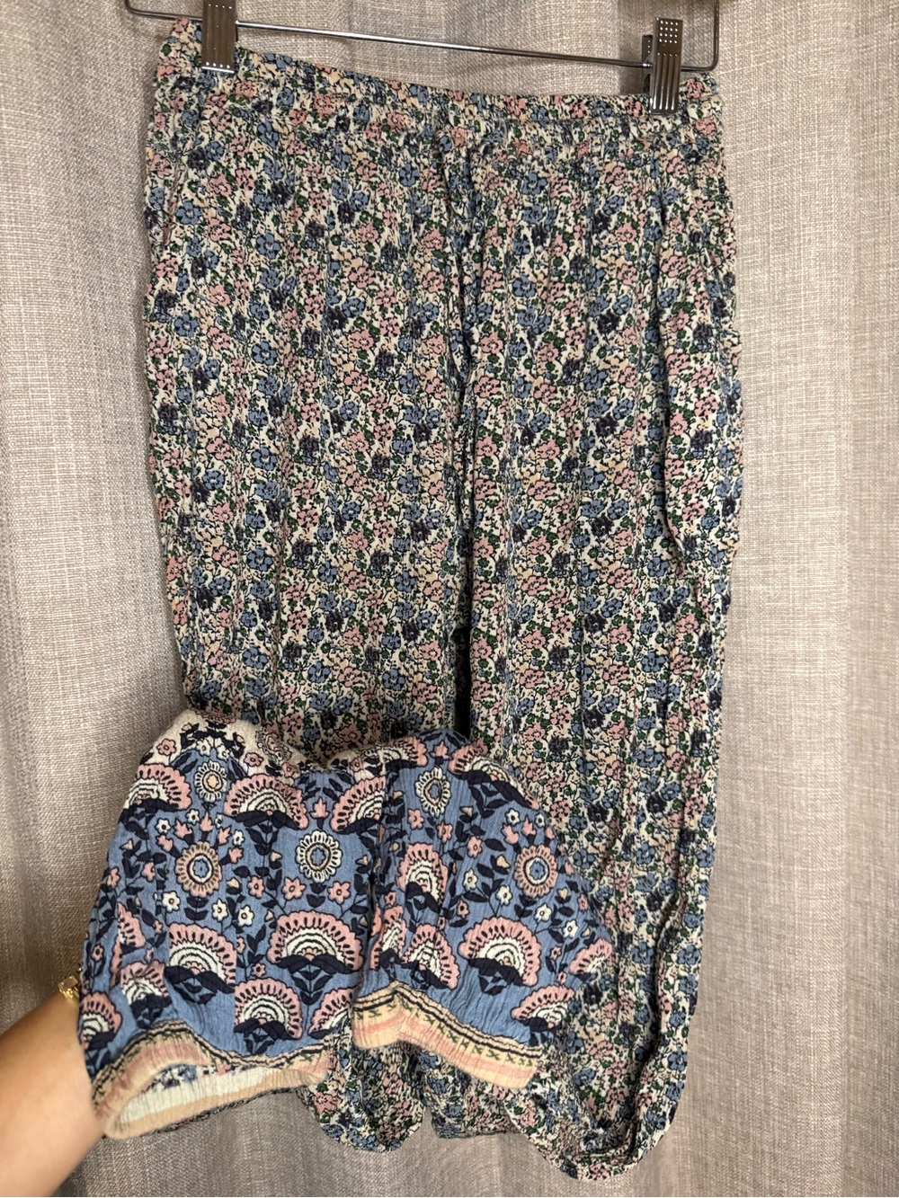 Natural Life Floral Printed Jogger Pants XS Smocked Waist Boho Border Cuff - Picture 4 of 7